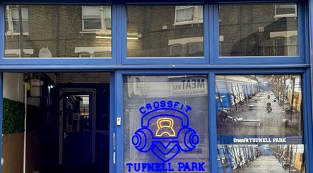 Entrance of Seventeen Physiotherapy @ Tufnell Park in London, England, GB with blue CrossFit signage.