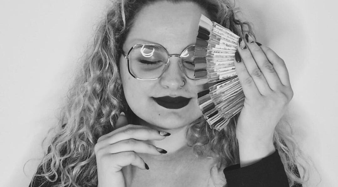 Femme avec éventail de couleurs à VM Studio Beleza - Onglerie, Champagne-sur-Seine, Île-de-France, FR.