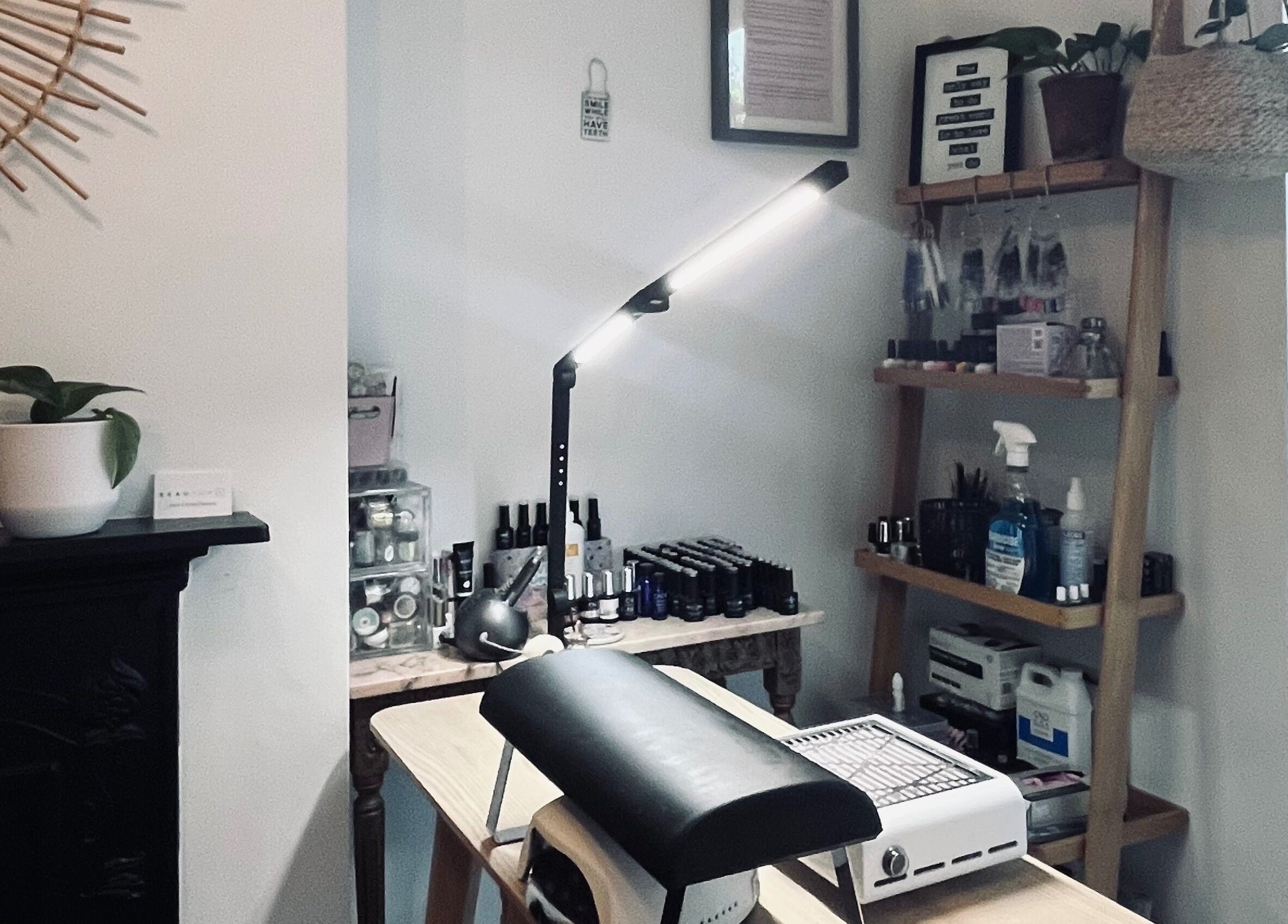 Thenailshed in Hurstpierpoint, England, GB showcases a stylish and cozy nail station with modern decor.