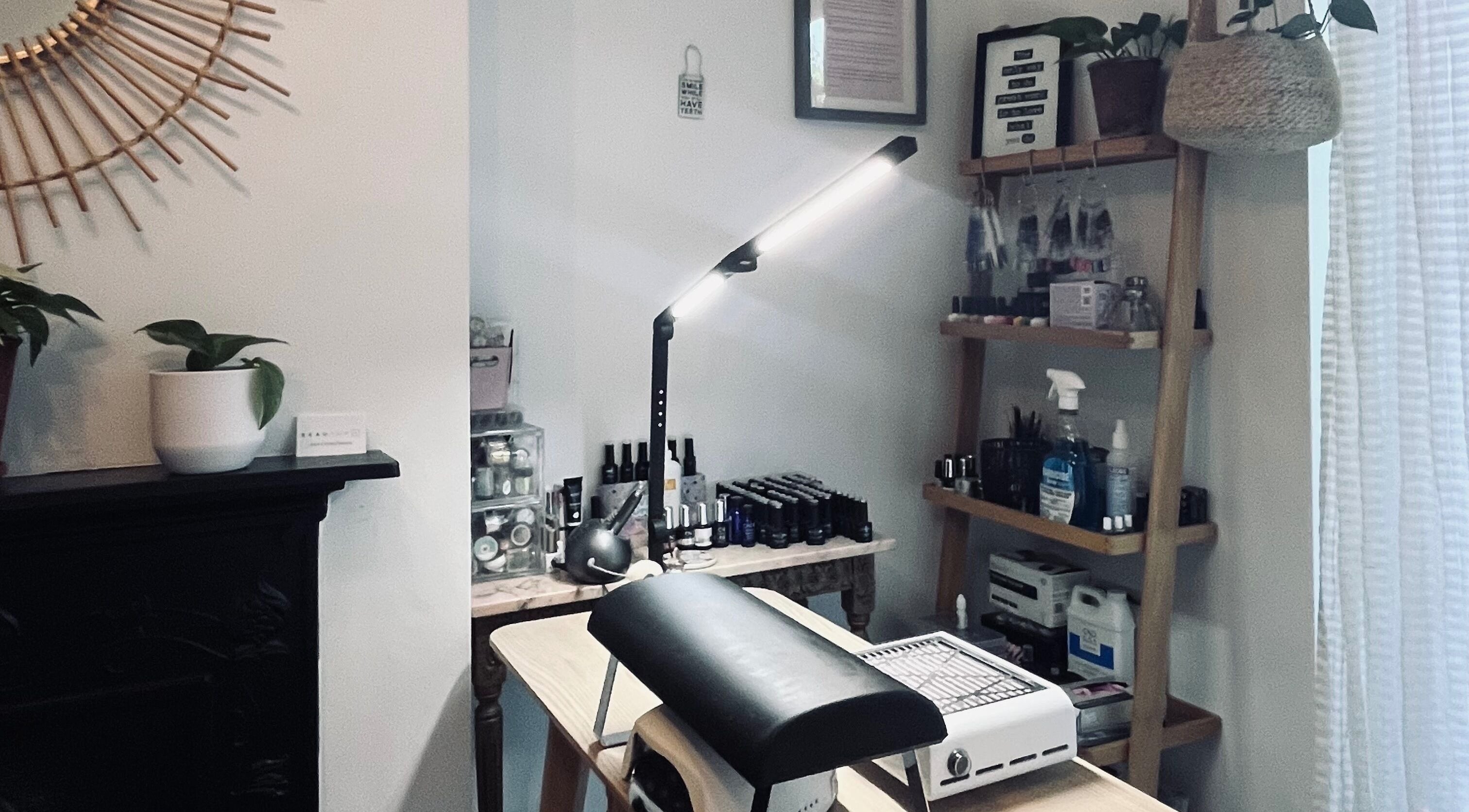 Thenailshed in Hurstpierpoint, England, GB showcases a stylish and cozy nail station with modern decor.