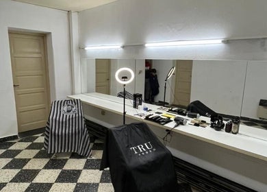 Interior moderno de Red Street Studio, Concepción Del Uruguay, Entre Ríos, AR, con espejos y equipo de belleza.