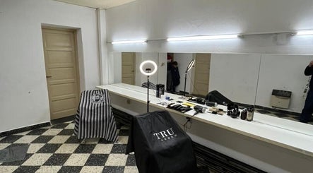 Interior moderno de Red Street Studio, Concepción Del Uruguay, Entre Ríos, AR, con espejos y equipo de belleza.