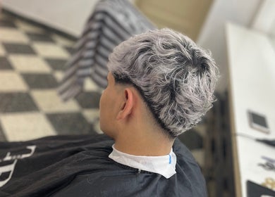 Corte moderno en Red Street Studio, Concepción Del Uruguay, Entre Ríos, AR, resaltando color plateado.