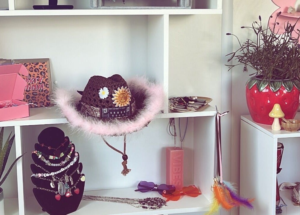 Chic decor and accessories at Vibes Head Spa, Birkenhead, England, GB. Stylish, trendy designs on display.