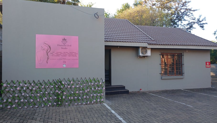 Exterior of Hannelie_Diamonddol studio in Bloemfontein, Free State, ZA, showcasing elegant beauty services.