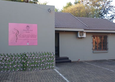 Exterior of Hannelie_Diamonddol studio in Bloemfontein, Free State, ZA, showcasing elegant beauty services.