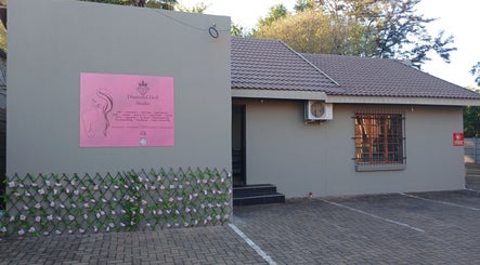 Exterior of Hannelie_Diamonddol studio in Bloemfontein, Free State, ZA, showcasing elegant beauty services.