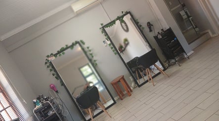 Modern salon interior at Hannelie_Diamonddol studio in Bloemfontein, Free State, ZA featuring stylish mirrors.
