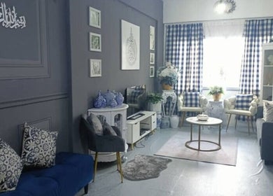 Ruang interior elegan di Che Shayang Mobile Spa, Cheras, Selangor, MY, dengan sofa nyaman dan dekorasi artistik.