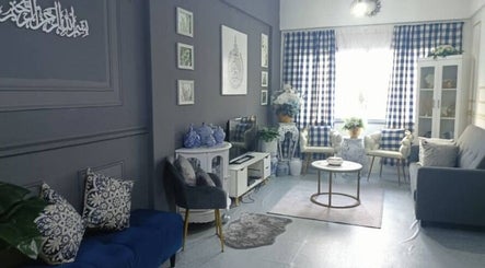 Ruang interior elegan di Che Shayang Mobile Spa, Cheras, Selangor, MY, dengan sofa nyaman dan dekorasi artistik.