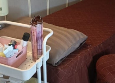Interior Che Shayang Mobile Spa di Cheras, Selangor, MY menampilkan tempat tidur pijat nyaman dan alat kecantikan.
