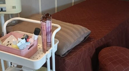 Interior Che Shayang Mobile Spa di Cheras, Selangor, MY menampilkan tempat tidur pijat nyaman dan alat kecantikan.