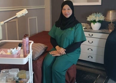 Terapis di Che Shayang Mobile Spa, Cheras, Selangor, MY, duduk di dekat peralatan spa.