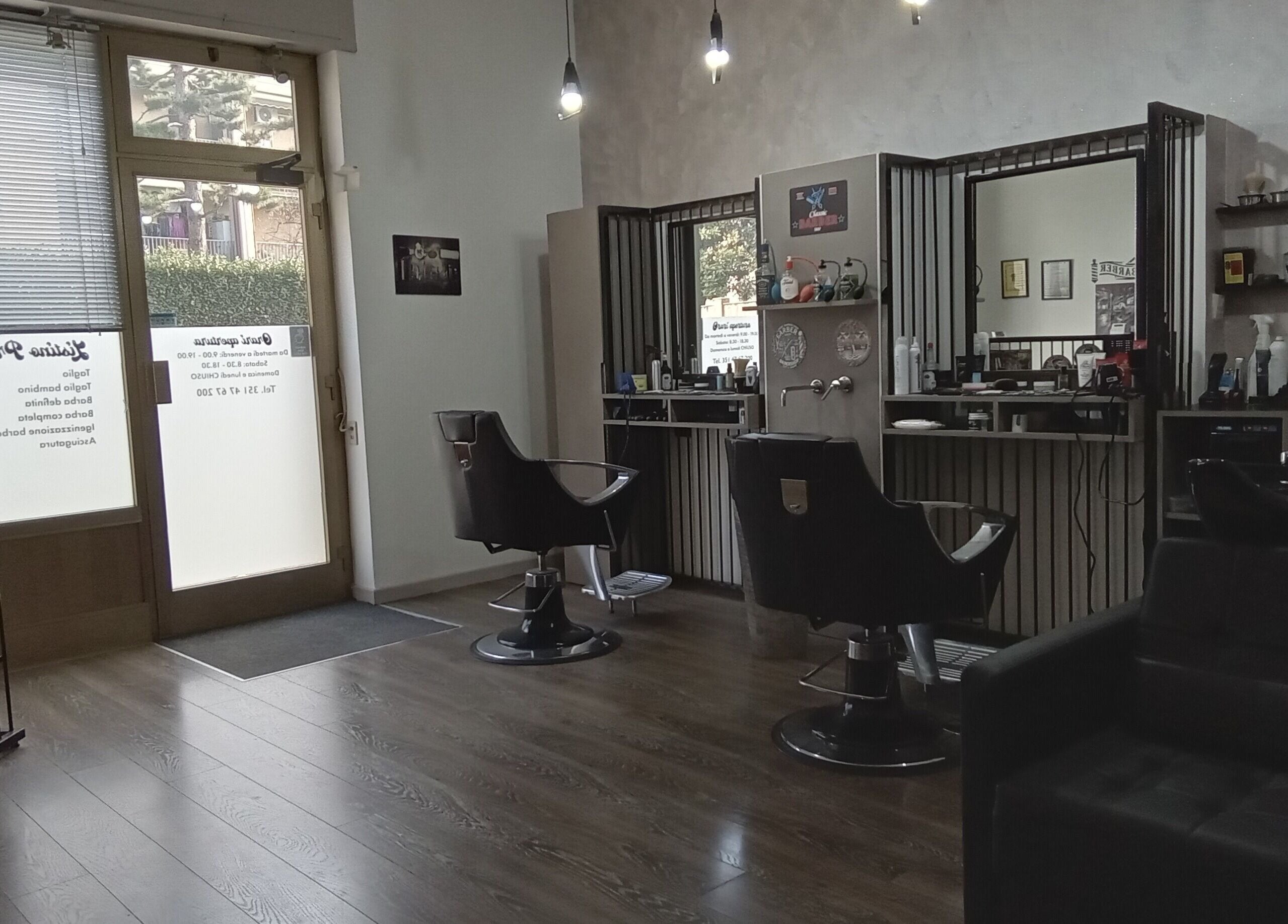 Interno moderno di Classic Barber a San Vittore Olona, Lombardia, IT con sedie eleganti.