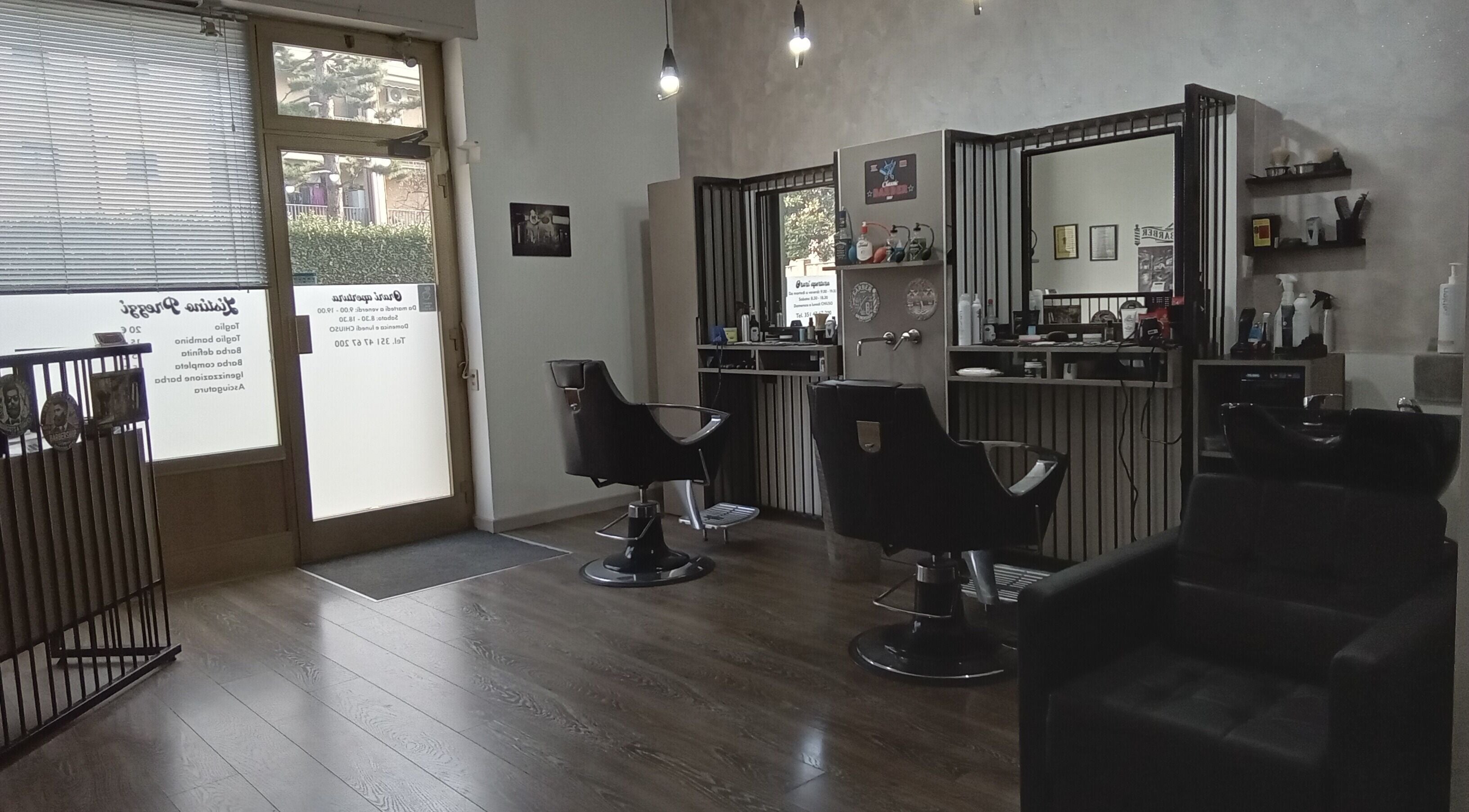 Interno moderno di Classic Barber a San Vittore Olona, Lombardia, IT con sedie eleganti.