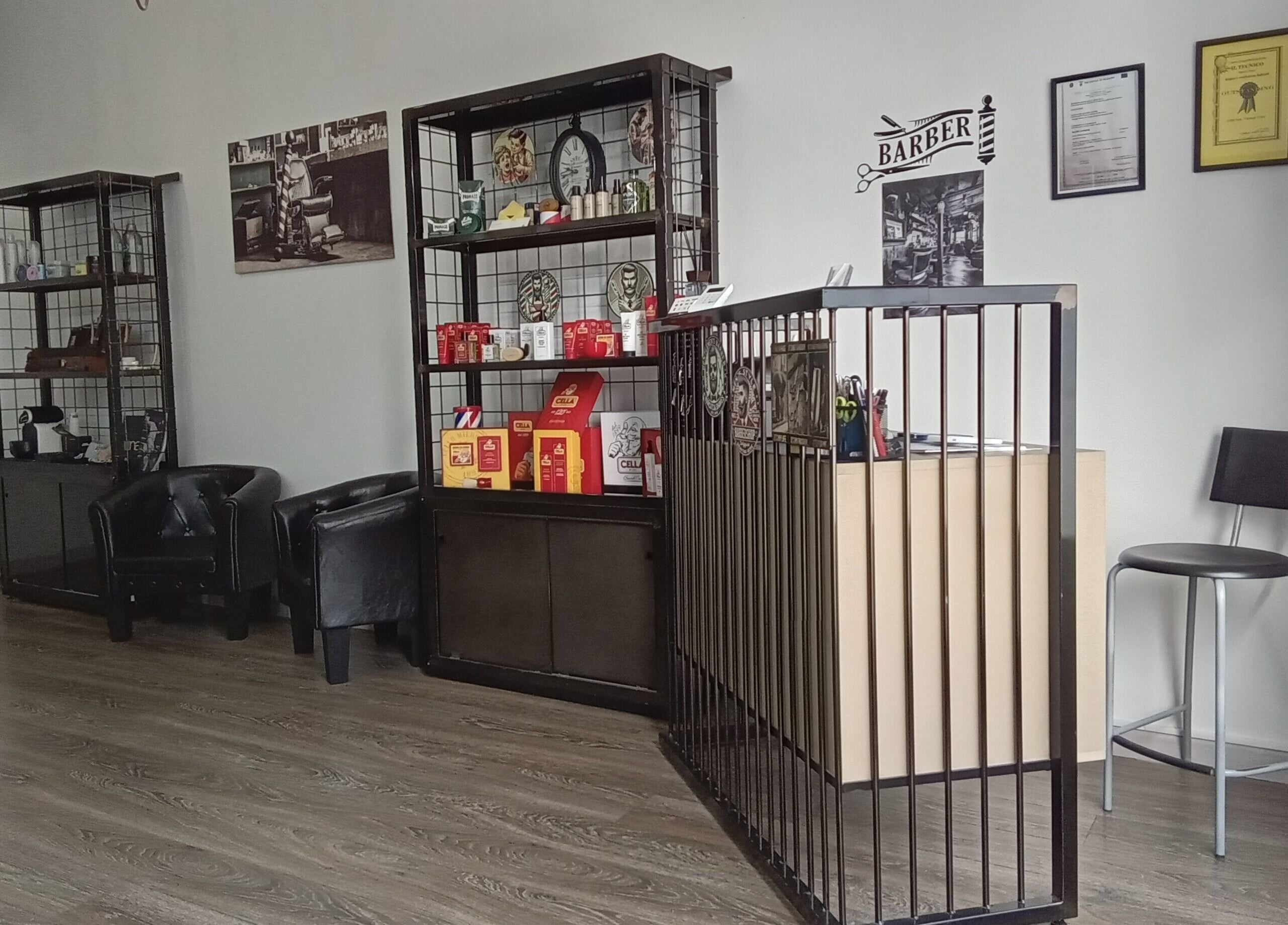 Interno del Classic Barber a San Vittore Olona, Lombardia, IT con armadi e poltrone in pelle.