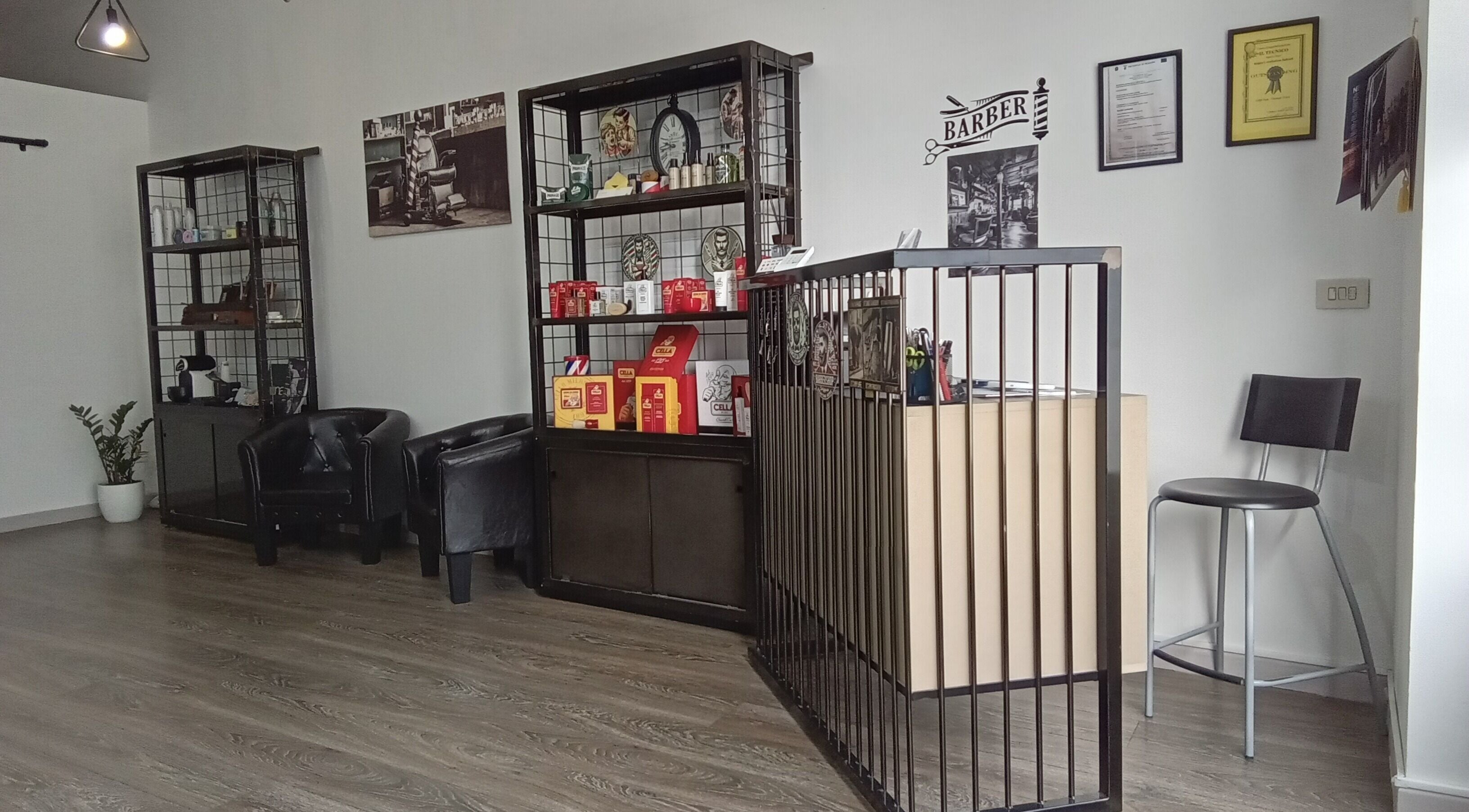 Interno del Classic Barber a San Vittore Olona, Lombardia, IT con armadi e poltrone in pelle.