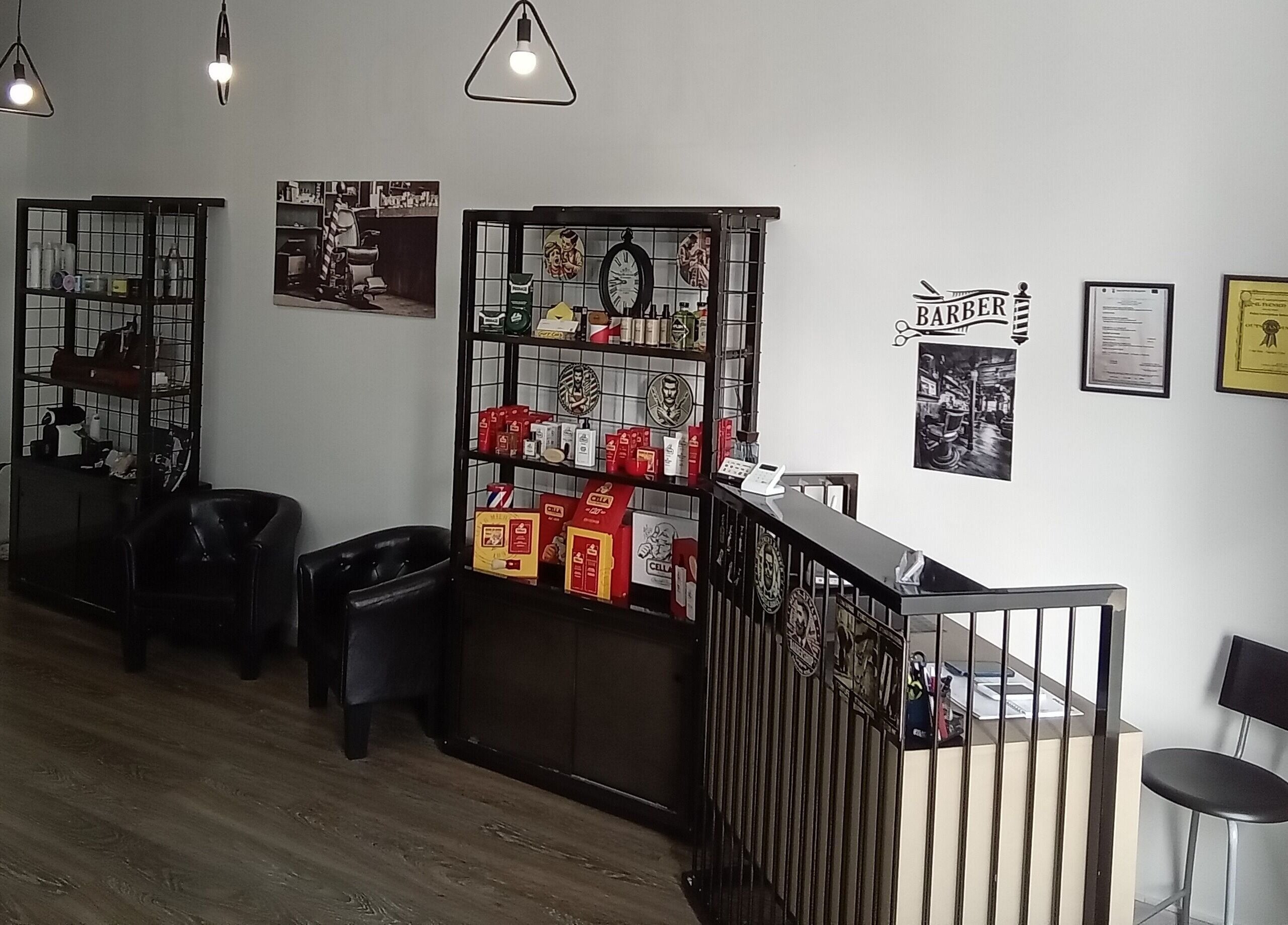 Interno accogliente di Classic Barber a San Vittore Olona in Lombardia, IT, con arredi eleganti e prodotti da barba.