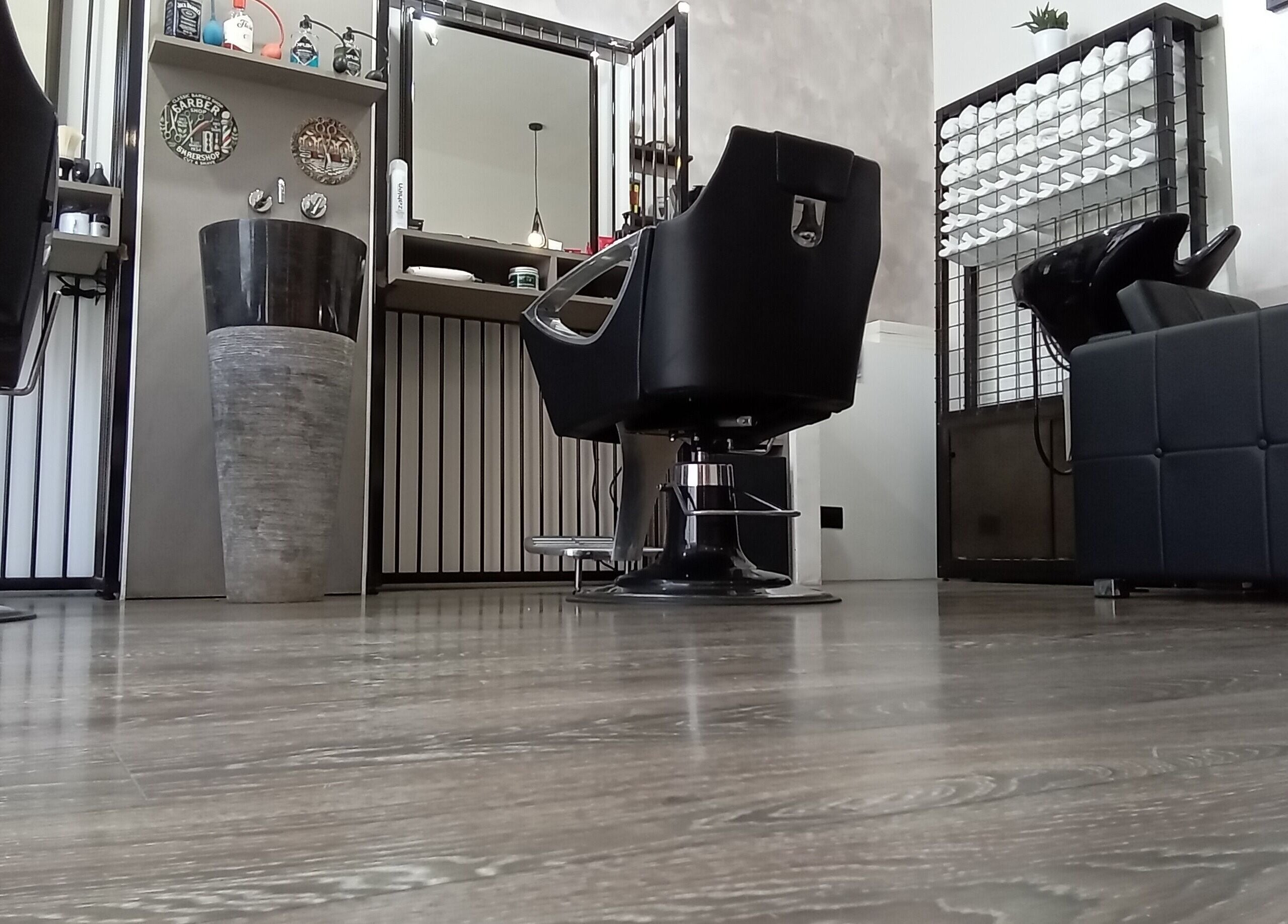 Interno di Classic Barber a San Vittore Olona, Lombardia, IT con sedie moderne e arredamento raffinato.