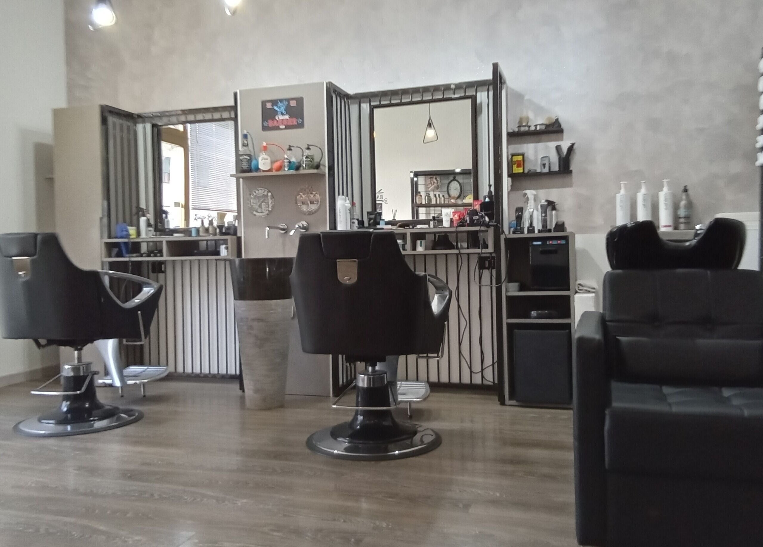 Interno del Classic Barber a San Vittore Olona, Lombardia, con sedie moderne e attrezzature professionali.