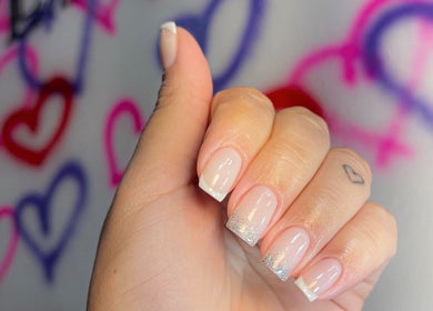 Unhas elegantes com glitter e fundo colorido de corações no Espaço Linikher, São Paulo, São Paulo, BR.