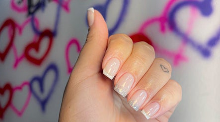 Unhas elegantes com glitter e fundo colorido de corações no Espaço Linikher, São Paulo, São Paulo, BR.