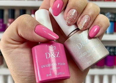 Mãos com esmalte rosa e brilho no Espaço Linikher, São Paulo, São Paulo, BR.