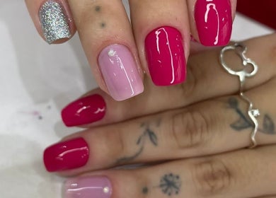 Unhas decoradas em rosa e prata no Espaço Linikher, São Paulo, São Paulo, BR.