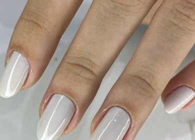 Unhas esmaltadas em tom nude no Espaço Linikher, São Paulo, São Paulo, BR.