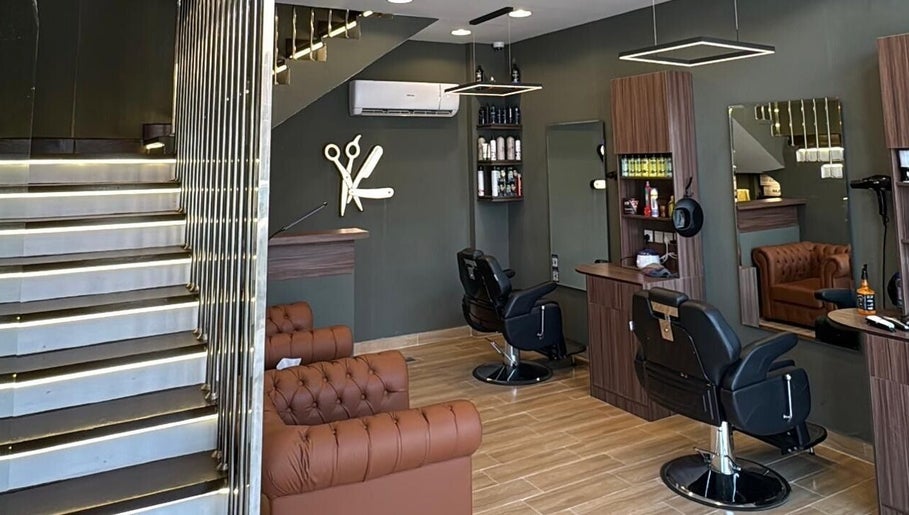 صالون القصات المختلفة في ينبع البحر، منطقة المدينة المنورة، يتميز بأثاث أنيق وجو هادئ.