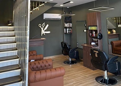 صالون القصات المختلفة في ينبع البحر، منطقة المدينة المنورة، يتميز بأثاث أنيق وجو هادئ.