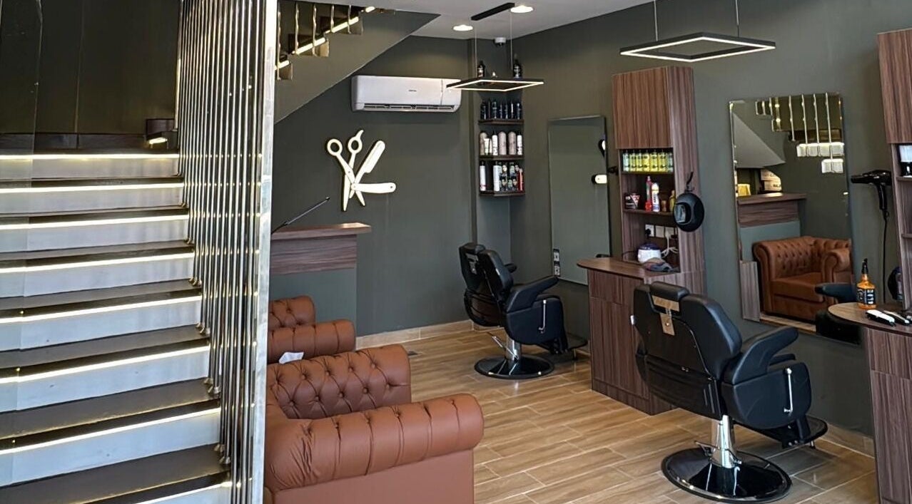 صالون القصات المختلفة في ينبع البحر، منطقة المدينة المنورة، يتميز بأثاث أنيق وجو هادئ.