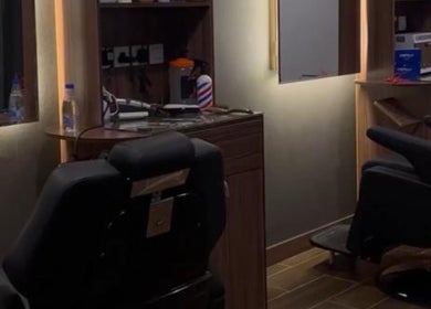 محطة صالون حديثة في صالون القصات المختلفة، ينبع البحر، المدينة المنورة، السعودية.