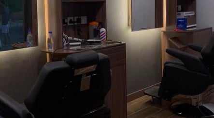 محطة صالون حديثة في صالون القصات المختلفة، ينبع البحر، المدينة المنورة، السعودية.