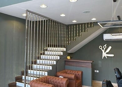 التصميم الداخلي لصالون القصات المختلفة في ينبع البحر، منطقة المدينة، SA. مظهر أنيق ومرحب.