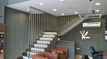 التصميم الداخلي لصالون القصات المختلفة في ينبع البحر، منطقة المدينة، SA. مظهر أنيق ومرحب.