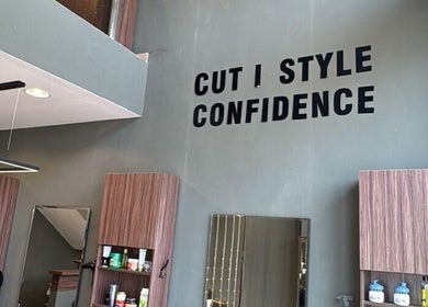 صالون القصات المختلفة في ينبع البحر، منطقة المدينة المنورة، يعكس شعار الثقة والتجديد.