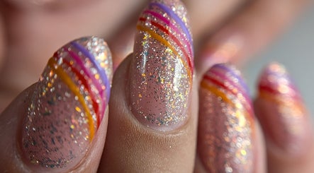 Nail art scintillant multicolore à Joe'Nails and Beauty, Villers Bocage, Hauts-de-france, FR.