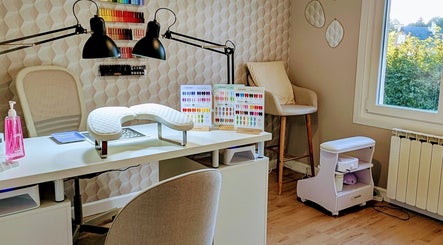 Espace manucure moderne chez Joe'Nails and Beauty à Villers Bocage, Hauts-de-France, FR.