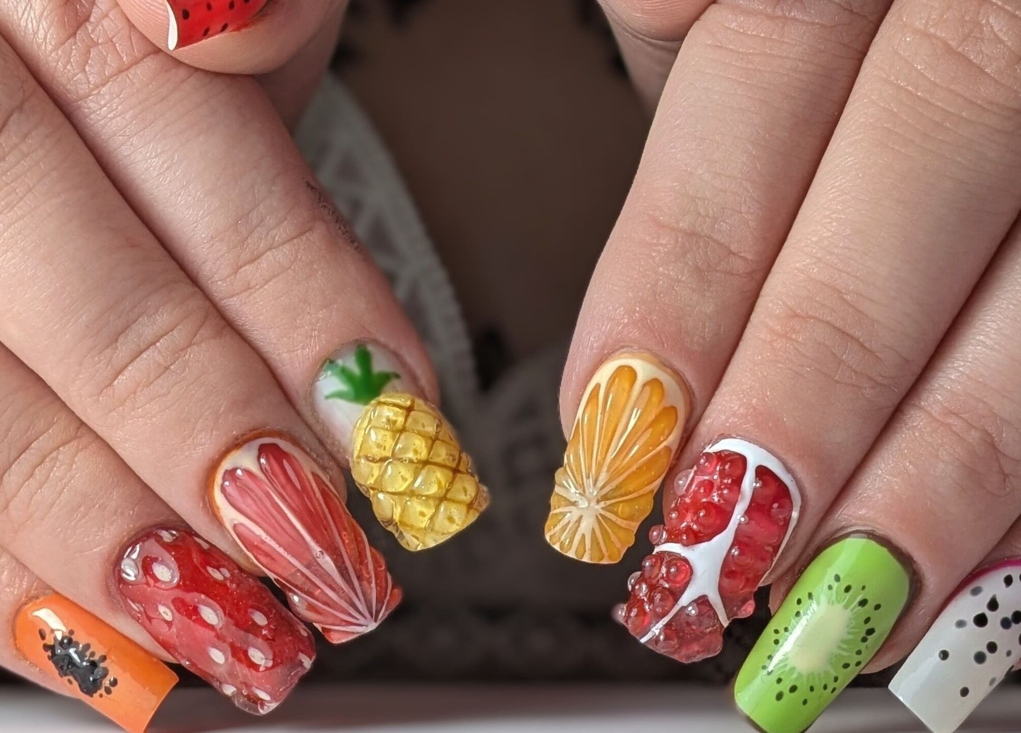 Nail art aux motifs de fruits à Joe'Nails and Beauty, Villers Bocage, Hauts-de-france, FR.
