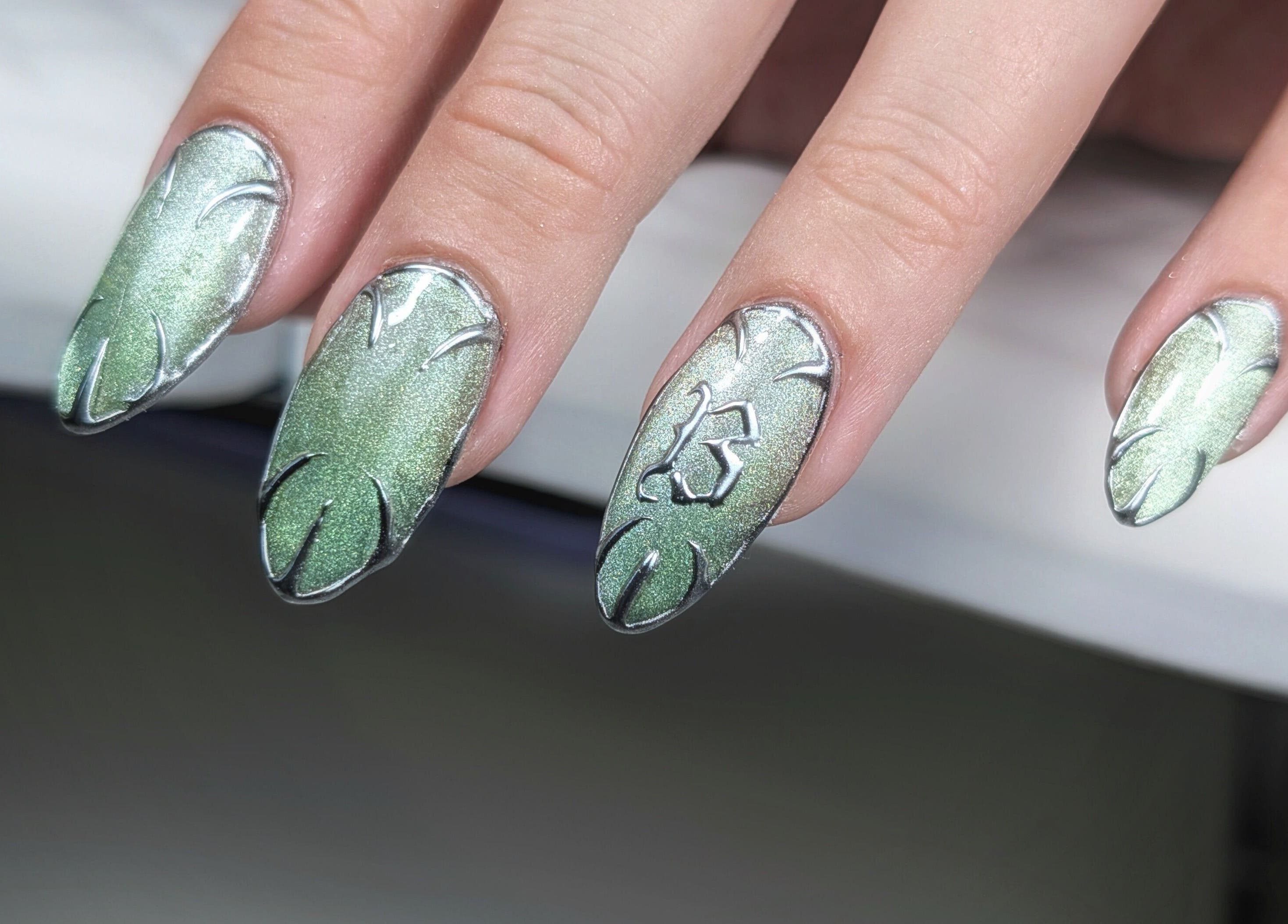 Manucure vert métal à Joe'Nails and Beauty, Villers Bocage, Hauts-de-France, FR. Design unique et raffiné.