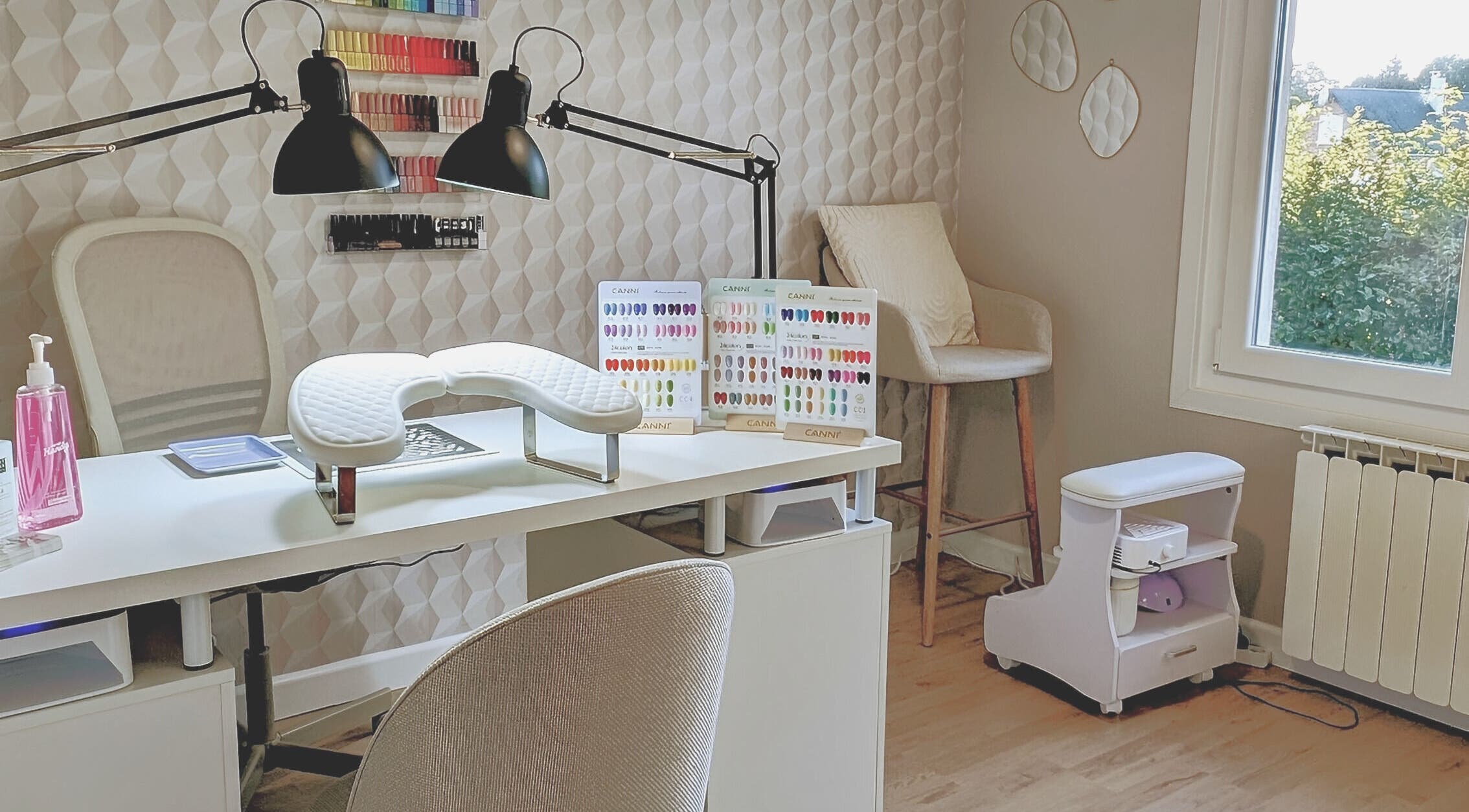 Station de manucure élégante à Joe'Nails and Beauty, Villers Bocage, Hauts-de-France, FR.