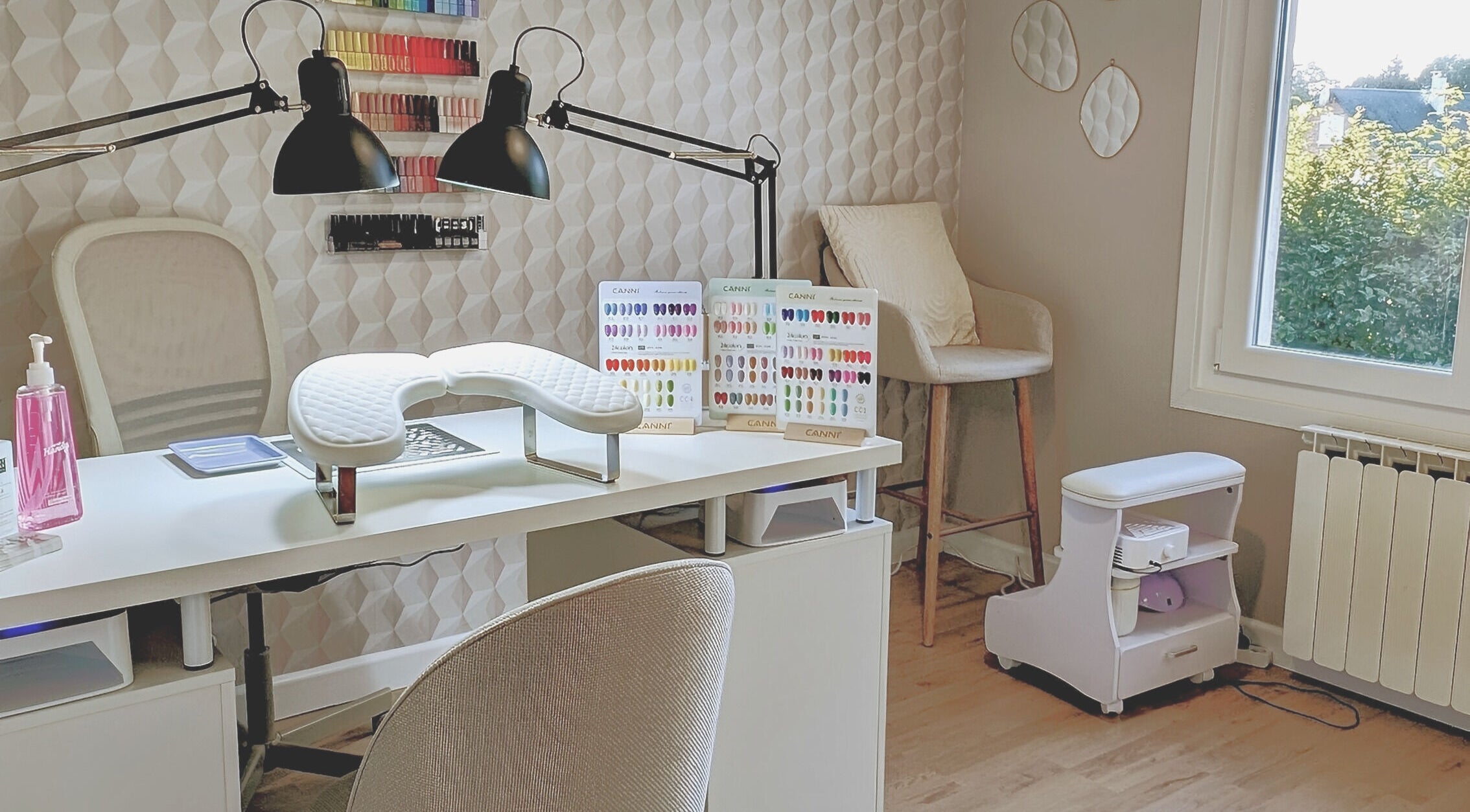 Station de manucure élégante à Joe'Nails and Beauty, Villers Bocage, Hauts-de-France, FR.