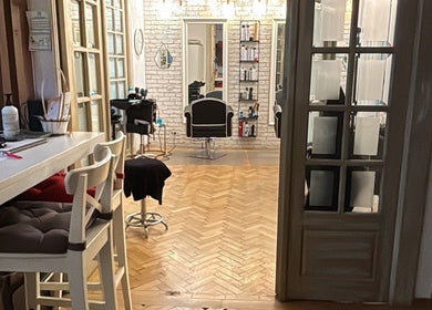 Elegant interior of Fehu Beauty, București, București, RO with styling chairs and mirrors.
