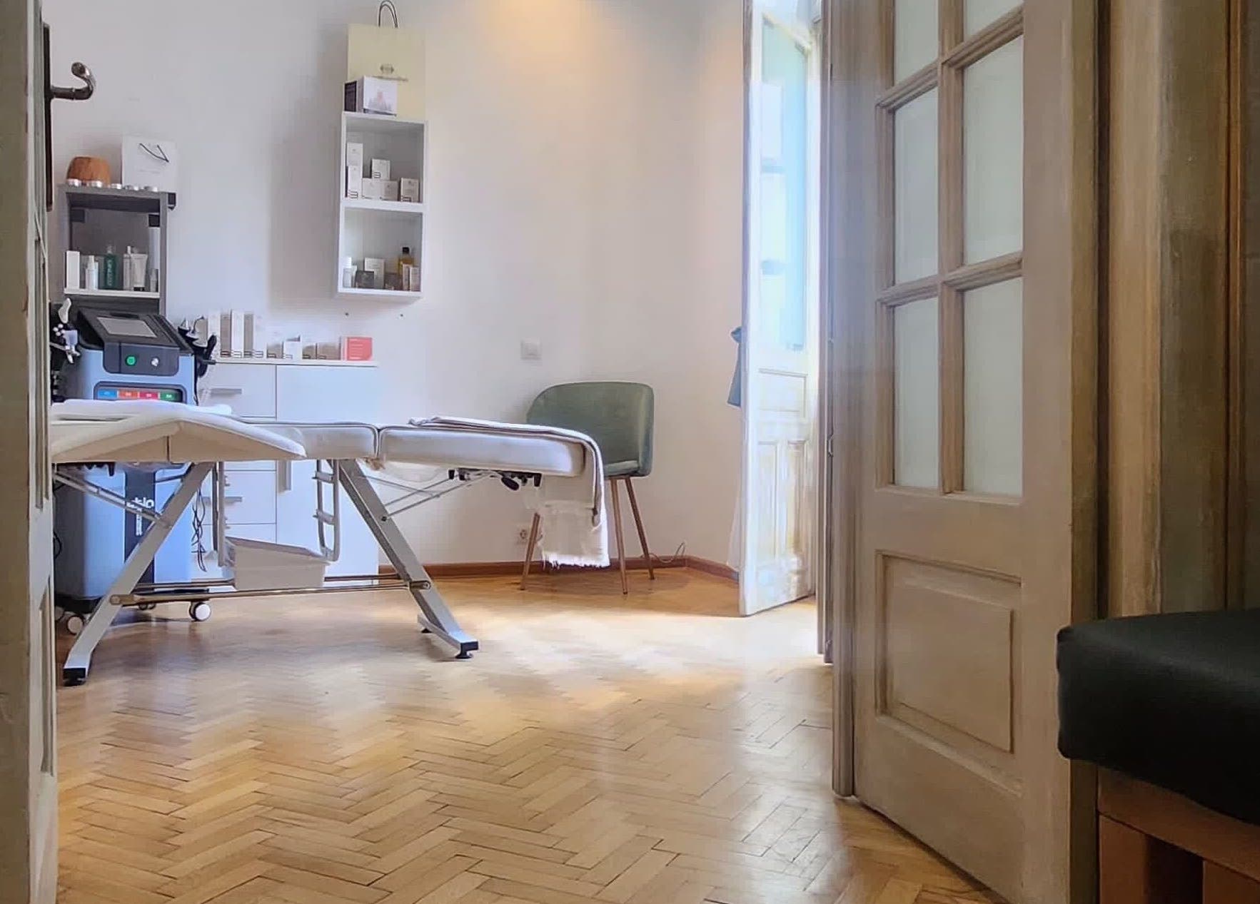 Relaxing treatment room at Fehu Beauty, București, București, RO for wellness and rejuvenation.
