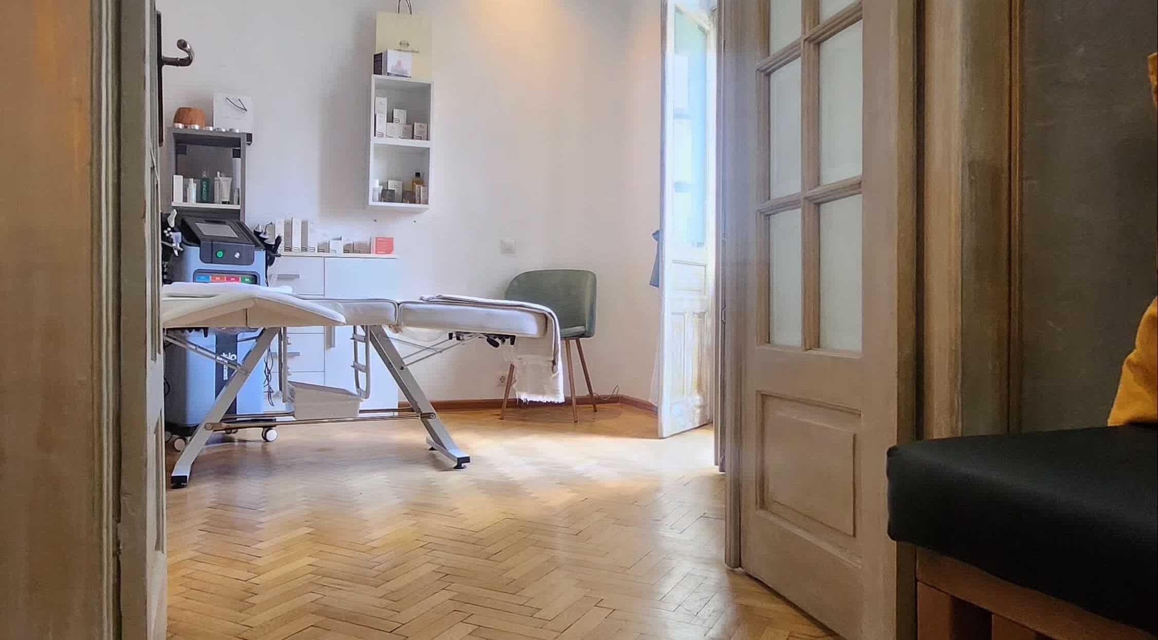 Relaxing treatment room at Fehu Beauty, București, București, RO for wellness and rejuvenation.
