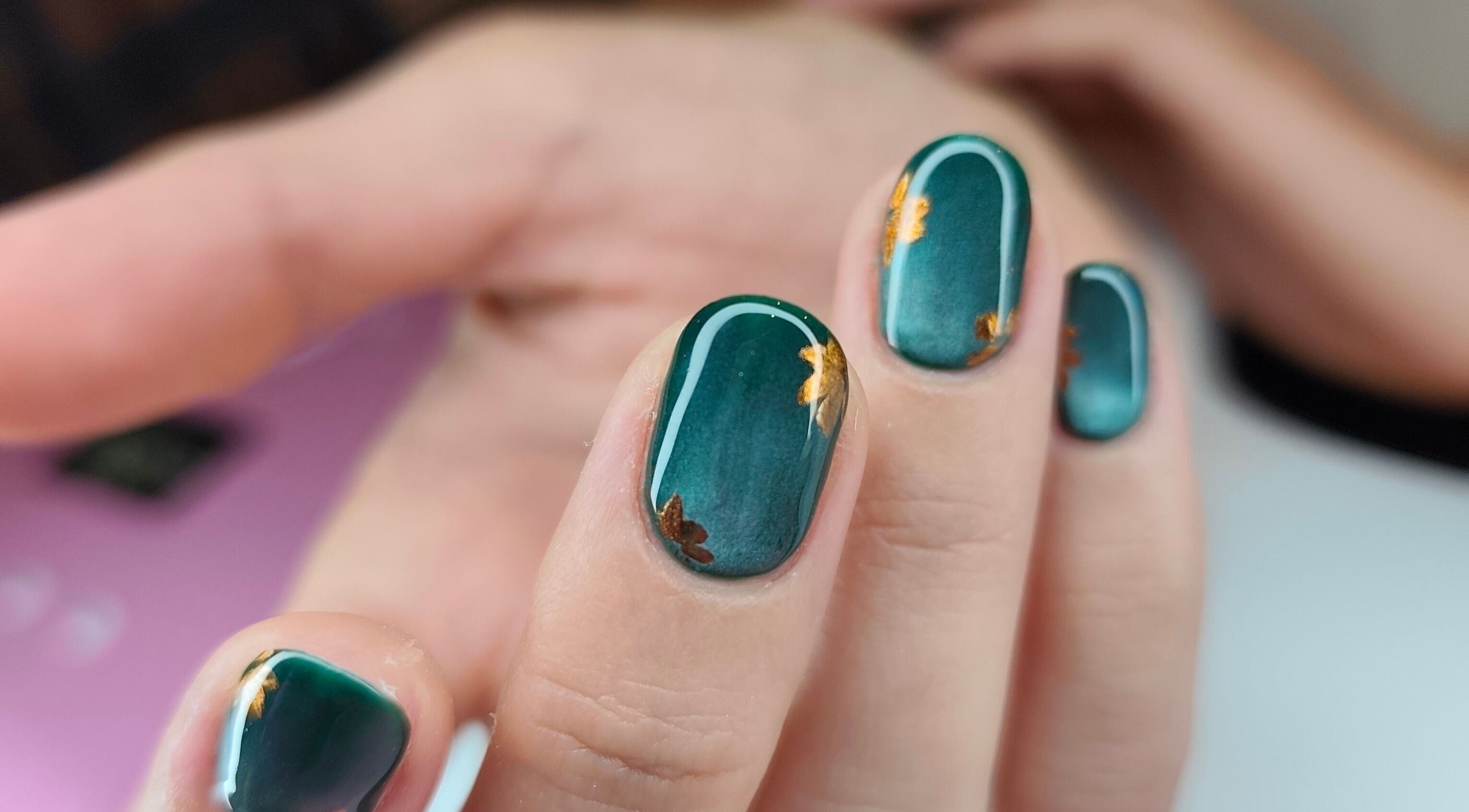 Nail art émeraude avec motifs embossés chez Happy Nails Ambazac, Ambazac, Nouvelle-aquitaine, FR.