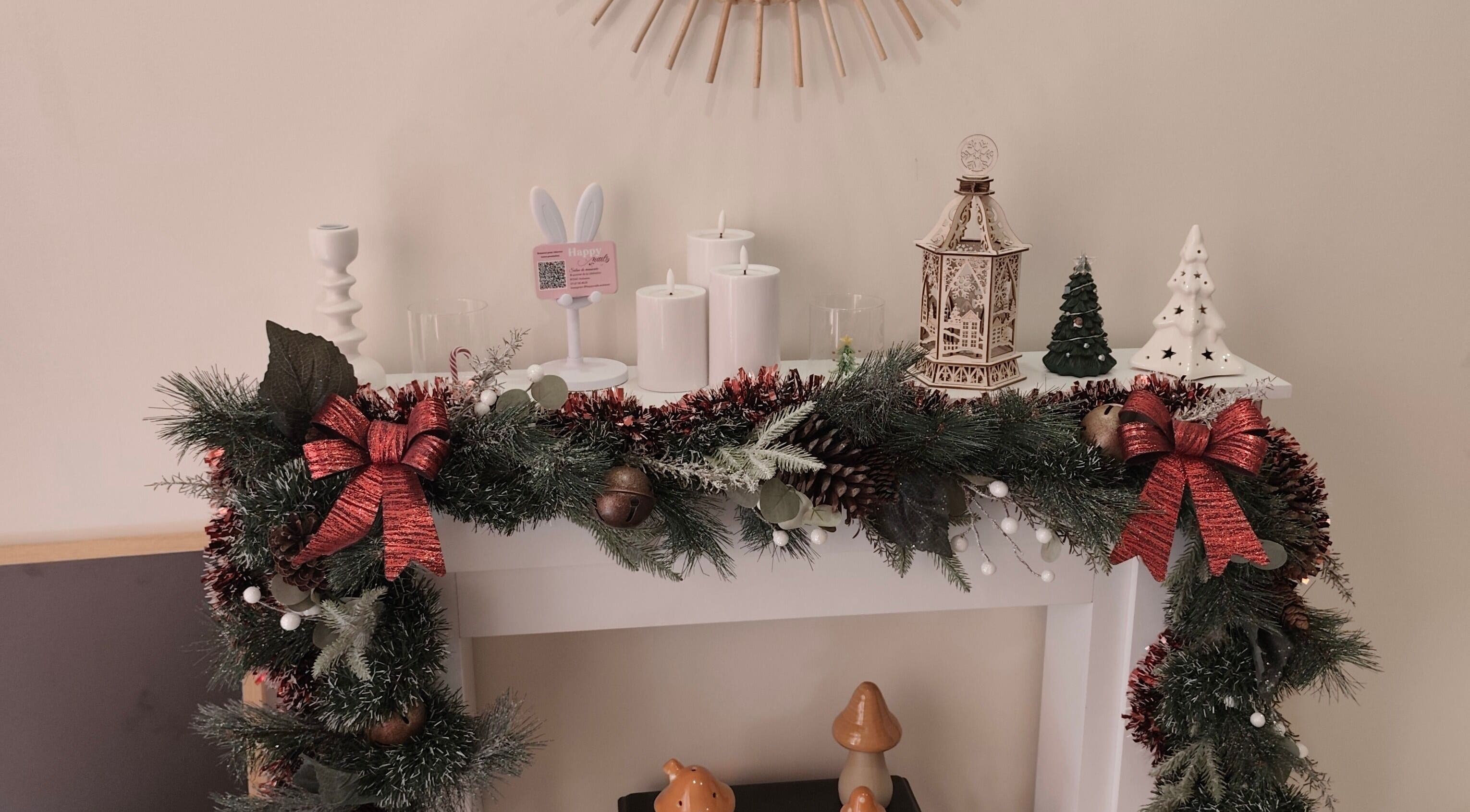 Décoration festive à Happy Nails Ambazac, Ambazac, Nouvelle-Aquitaine, FR avec guirlandes et bougies.