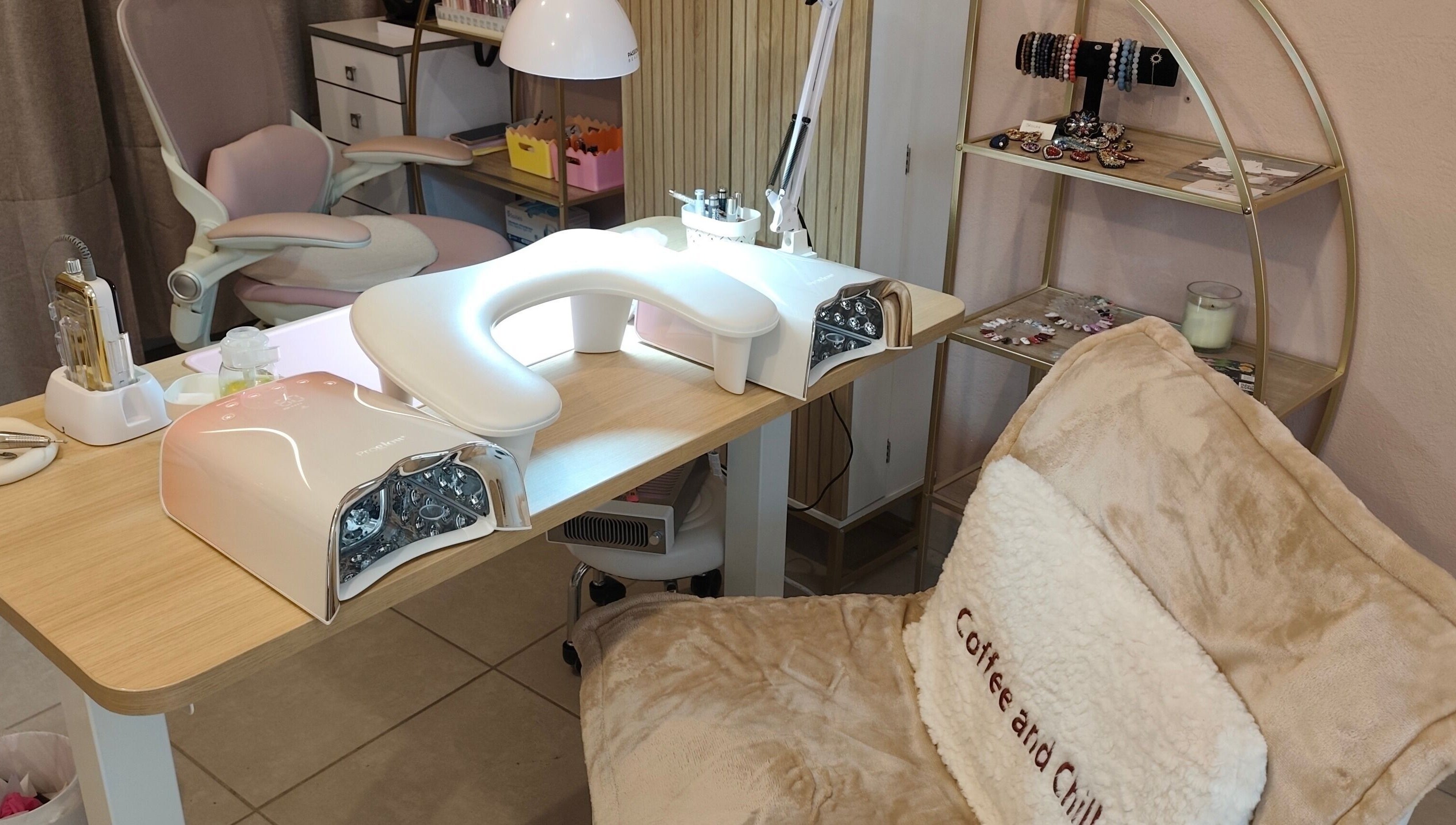 Station de manucure moderne à Happy Nails Ambazac, Ambazac, Nouvelle-aquitaine, FR avec fauteuil confortable.