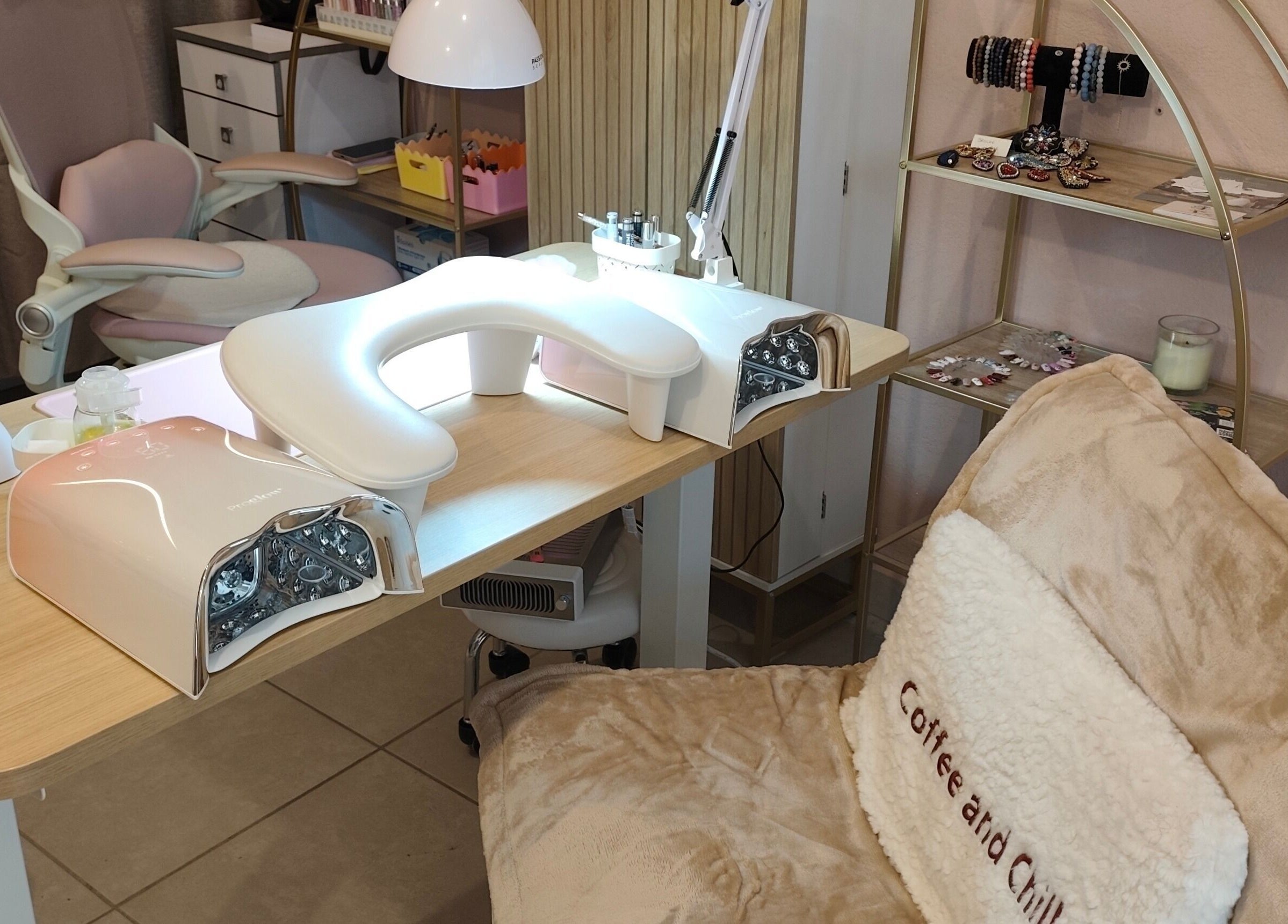 Station de manucure moderne à Happy Nails Ambazac, Ambazac, Nouvelle-aquitaine, FR avec fauteuil confortable.